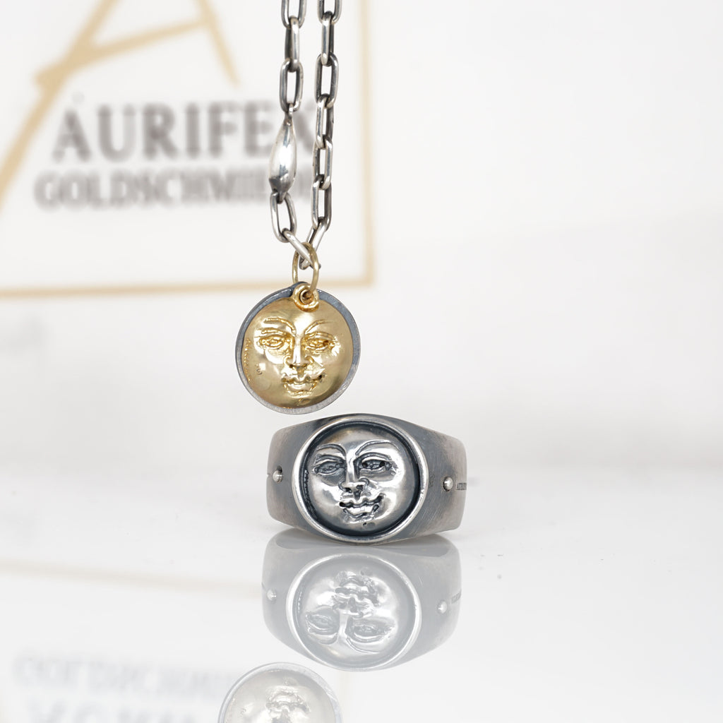 Aurifex Goldschmiede Ring aus der Kollektion Männerschmuck in Silber mit Mondgesicht