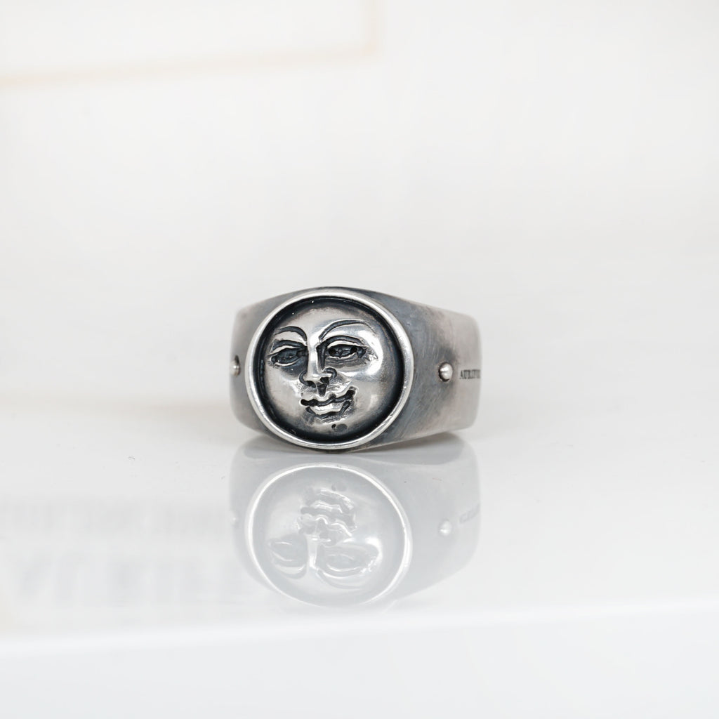 Aurifex Goldschmiede Ring aus der Kollektion Männerschmuck in Silber mit Mondgesicht
