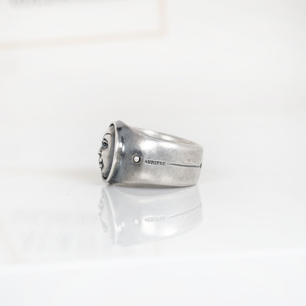 Aurifex Goldschmiede Ring aus der Kollektion Männerschmuck in Silber mit Mondgesicht
