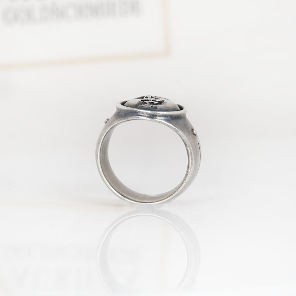 Aurifex Goldschmiede Ring aus der Kollektion Männerschmuck in Silber mit Mondgesicht