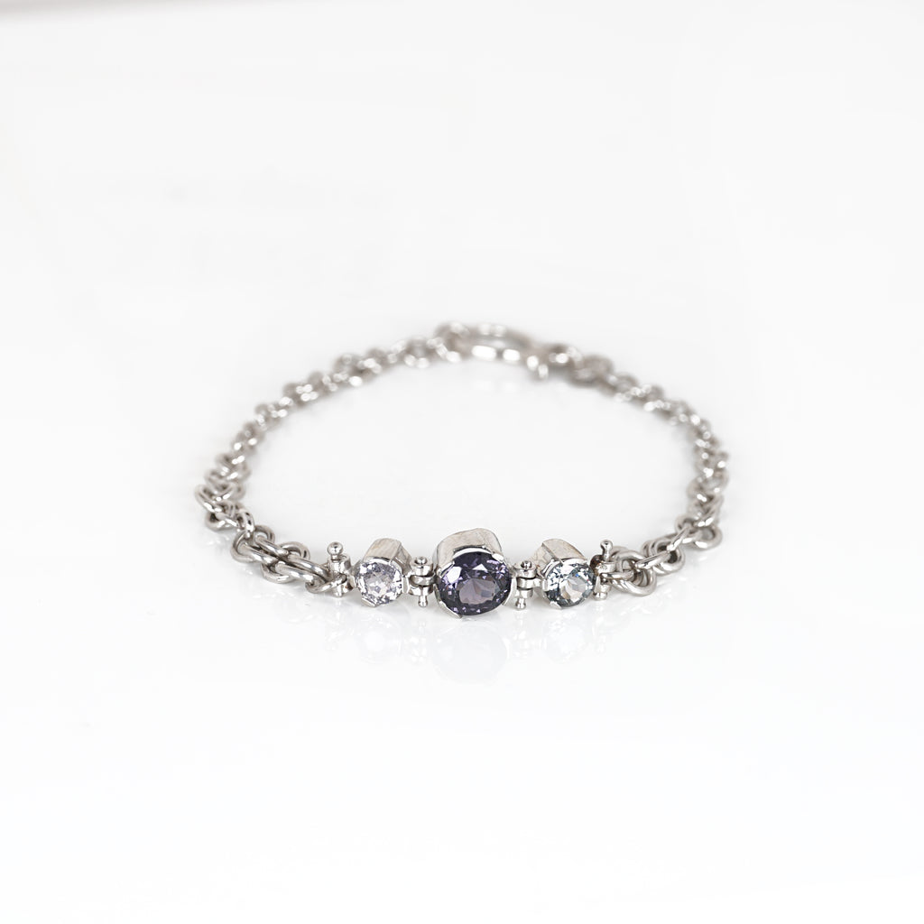 Aurifex Goldschmiede Koblenz Armband aus der Kollektion Facettenreich in Platin mit Spinell