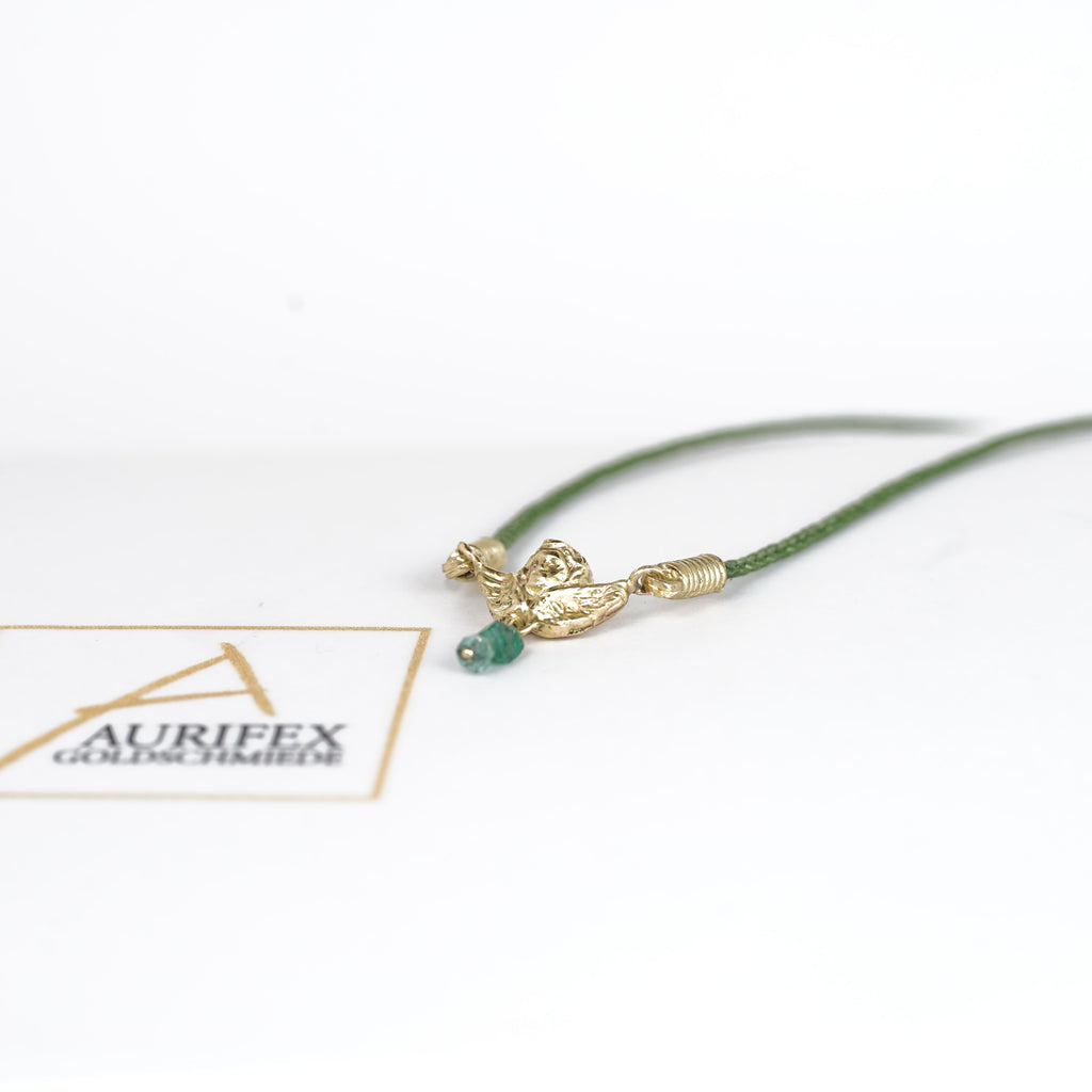 Aurifex Goldschmiede Koblenz Anhänger aus der Kollektion Symbolique in Gelbgold mit Putte und Smaragd