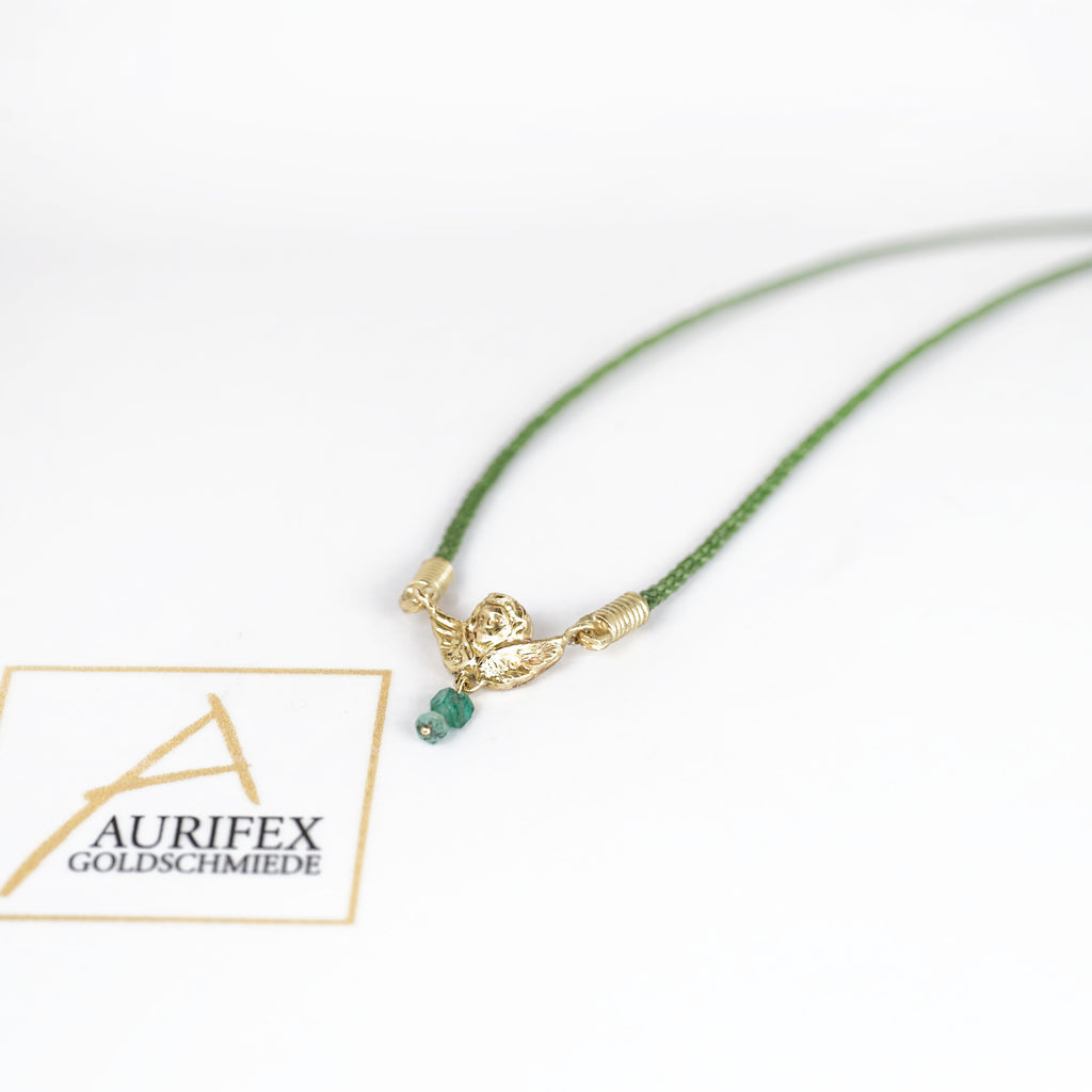Aurifex Goldschmiede Koblenz Anhänger aus der Kollektion Symbolique in Gelbgold mit Putte und Smaragd