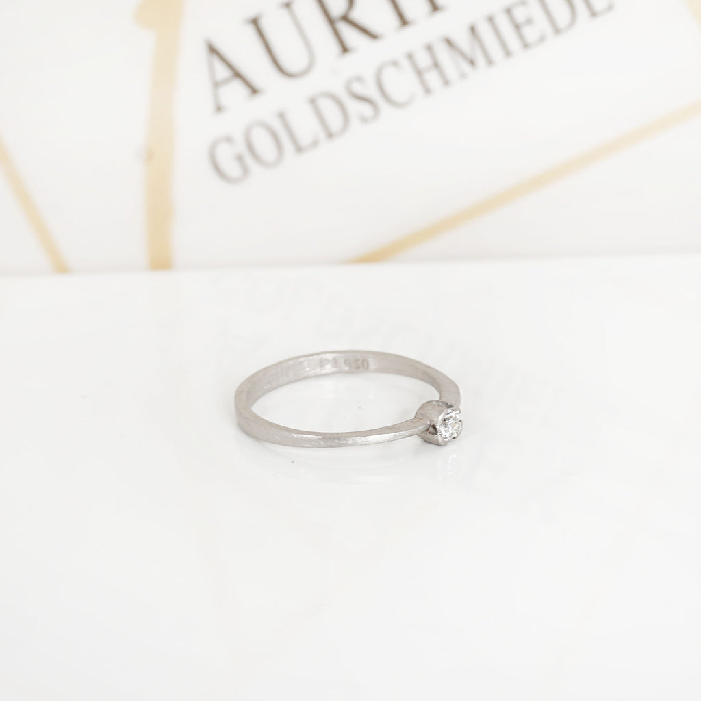 Aurifex Goldschmiede Koblenz Ring aus der Kollektion  Verlobung in Platin mit Brillant