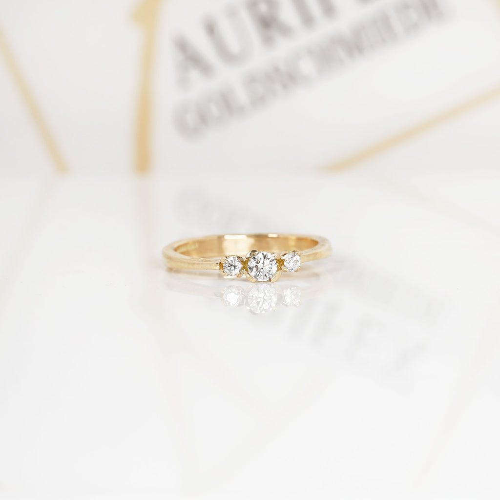 Aurifex Goldschmiede Koblenz Ring aus der Kollektion Facettenreich / Verlobung in Gelbgold mit drei Brillanten