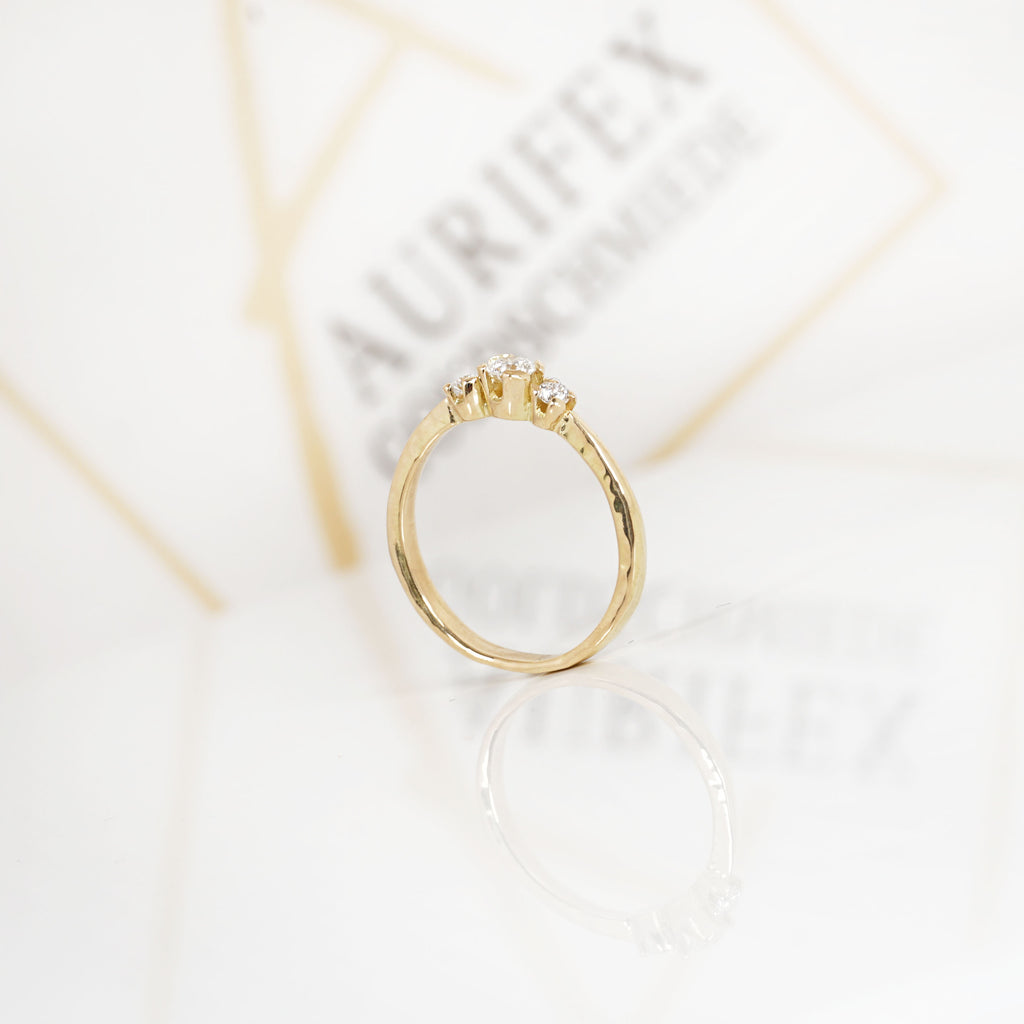 Aurifex Goldschmiede Koblenz Ring aus der Kollektion Facettenreich / Verlobung in Gelbgold mit drei Brillanten