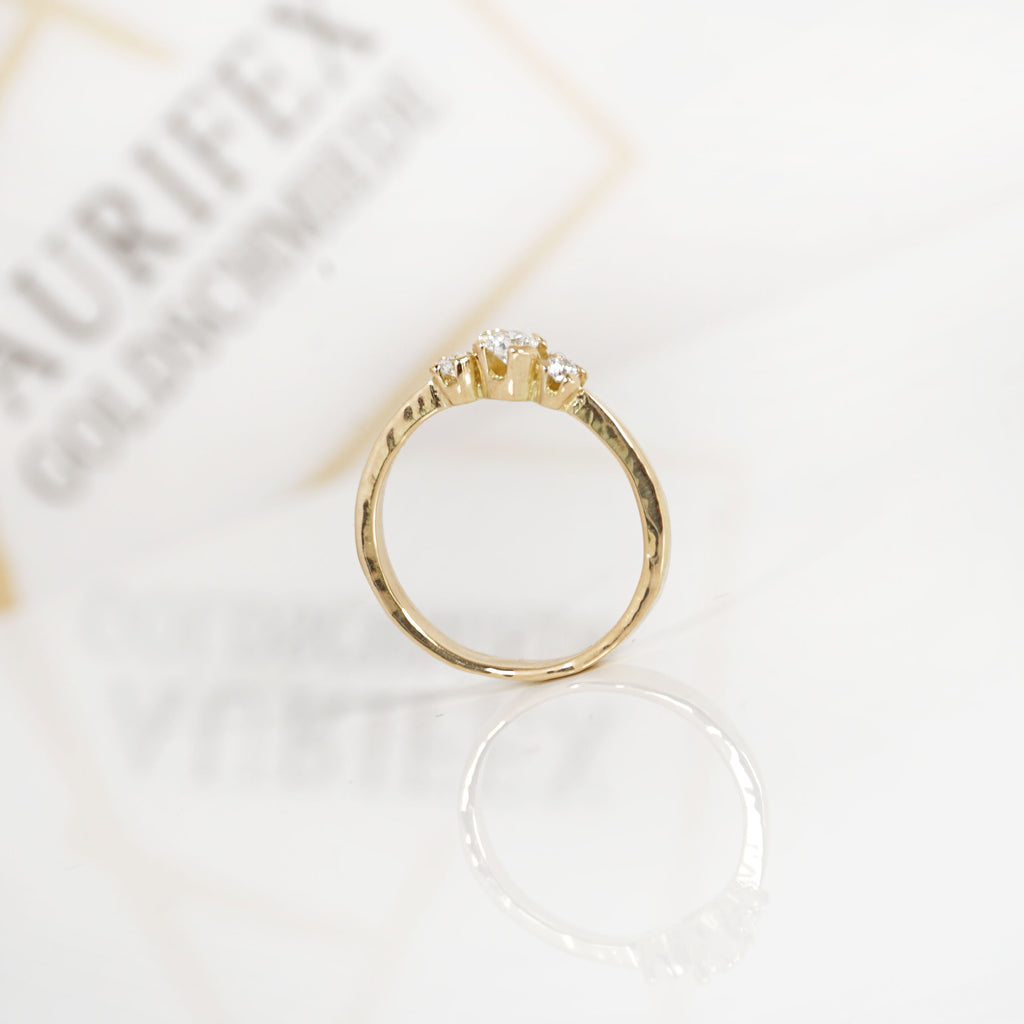 Aurifex Goldschmiede Koblenz Ring aus der Kollektion Facettenreich / Verlobung in Gelbgold mit drei Brillanten