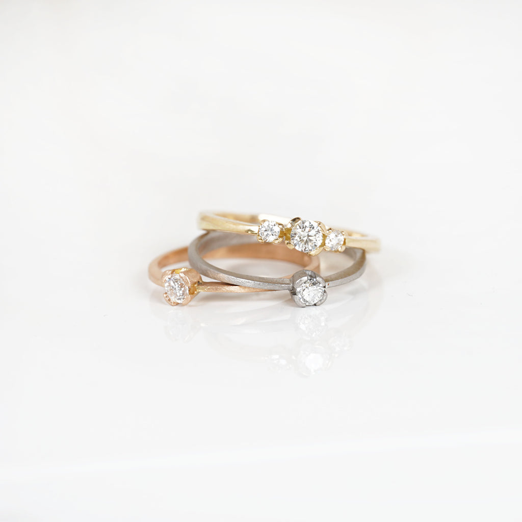 Aurifex Goldschmiede Koblenz Ring aus der Kollektion Facettenreich / Verlobung in Gelbgold mit drei Brillanten