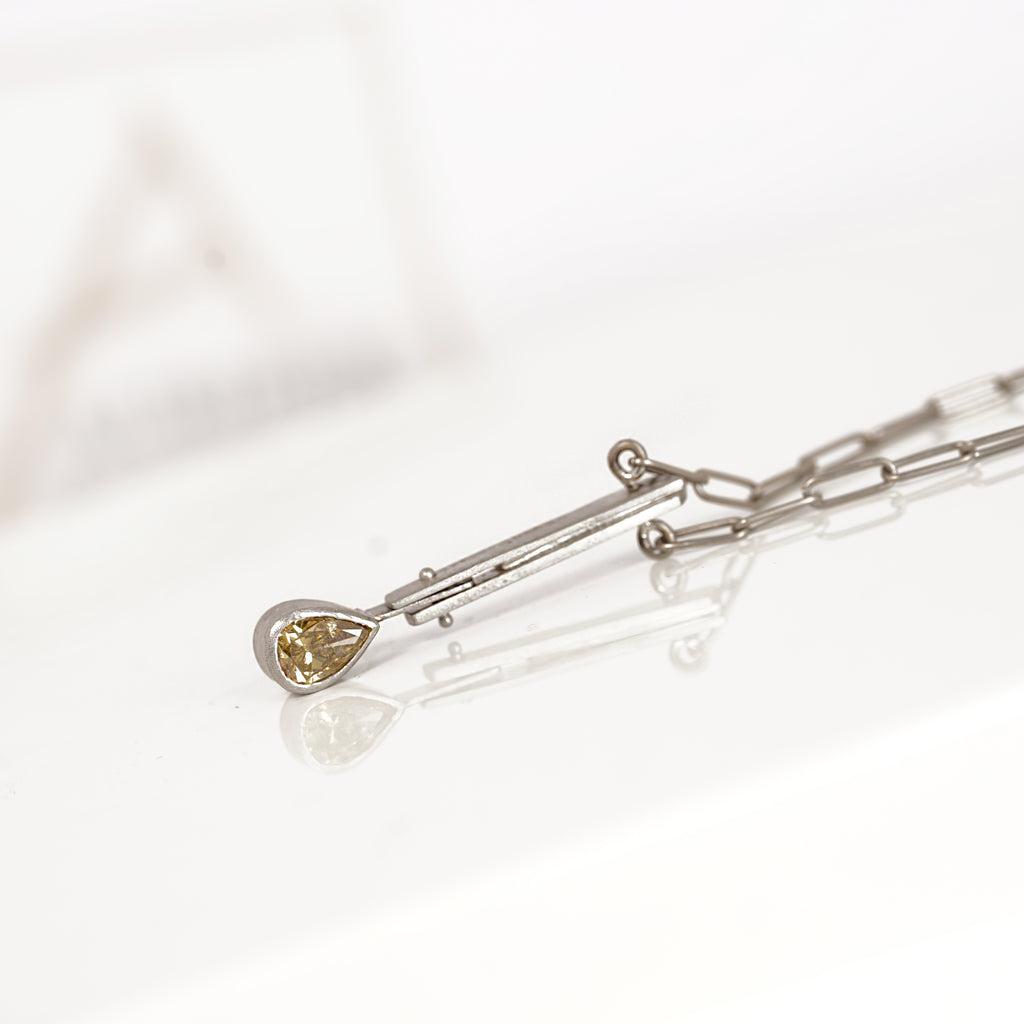 Aurifex Goldschmiede Koblenz Halsschmuck aus der Kollektion Diamant in Platin mit grünem Diamanttropfen