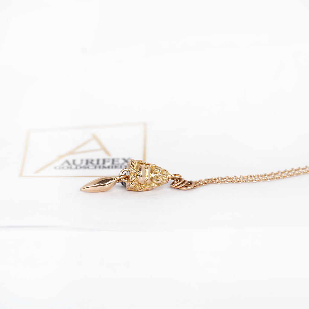 Aurifex Goldschmiede Koblenz Halsschmuck aus der Kollektion Symbolique in Rotgold mit Buddha
