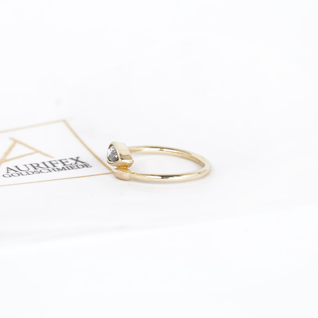 Aurifex Goldschmiede Koblenz Ring aus der Kollektion Diamant in Gelbgold mit Diamant-Tropfen