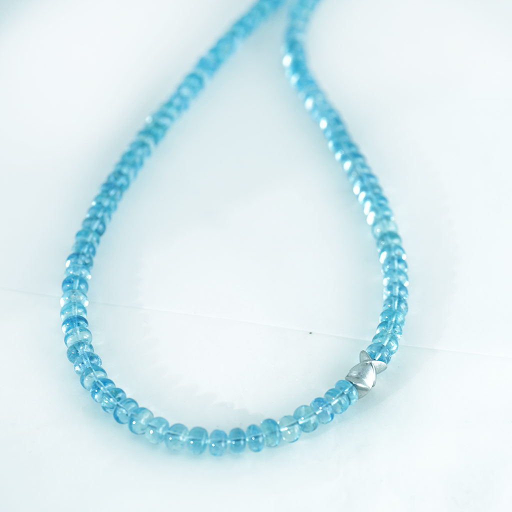 Aurifex Goldschmiede Koblenz Kette aus Aquamarin und Platin aus der Kollektion Feine Form