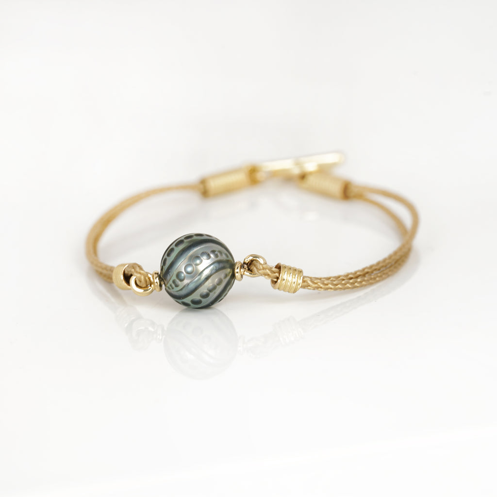 Aurifex Goldschmiede Koblenz Armband aus der Kollektion Perlenkultur in Gelbgold mit gravierter Perle