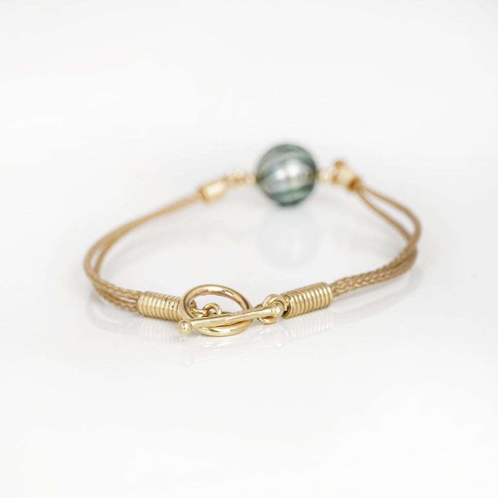 Aurifex Goldschmiede Koblenz Armband aus der Kollektion Perlenkultur in Gelbgold mit gravierter Perle