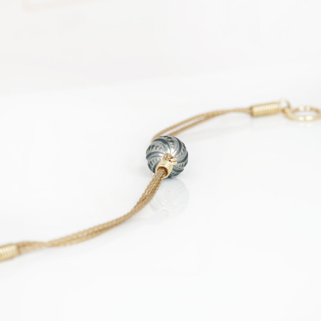 Aurifex Goldschmiede Koblenz Armband aus der Kollektion Perlenkultur in Gelbgold mit gravierter Perle