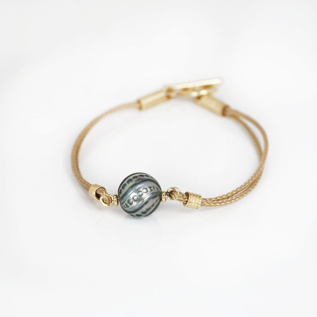 Aurifex Goldschmiede Koblenz Armband aus der Kollektion Perlenkultur in Gelbgold mit gravierter Perle