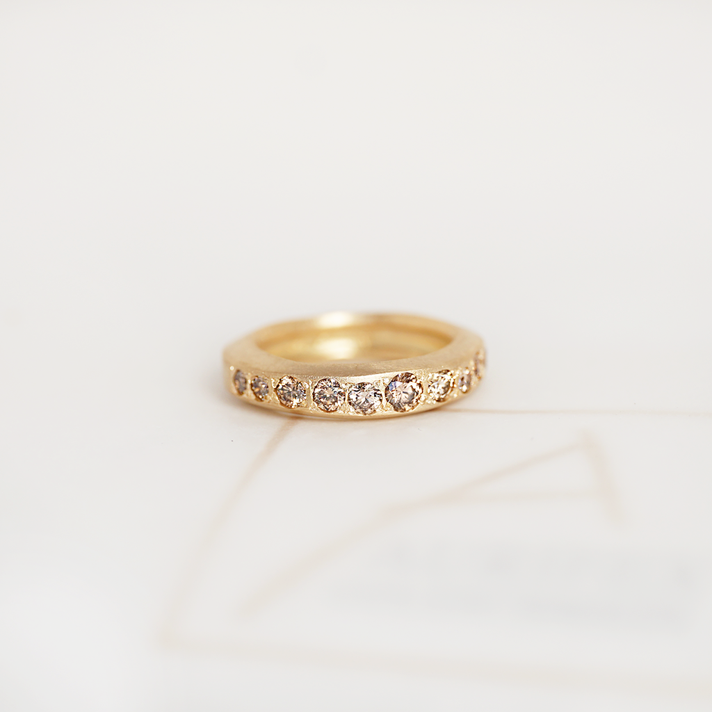 Aurifex Goldschmiede Koblenz Ring aus der Kollektion PUR in Gelbgold mit Brillanten in Champagner