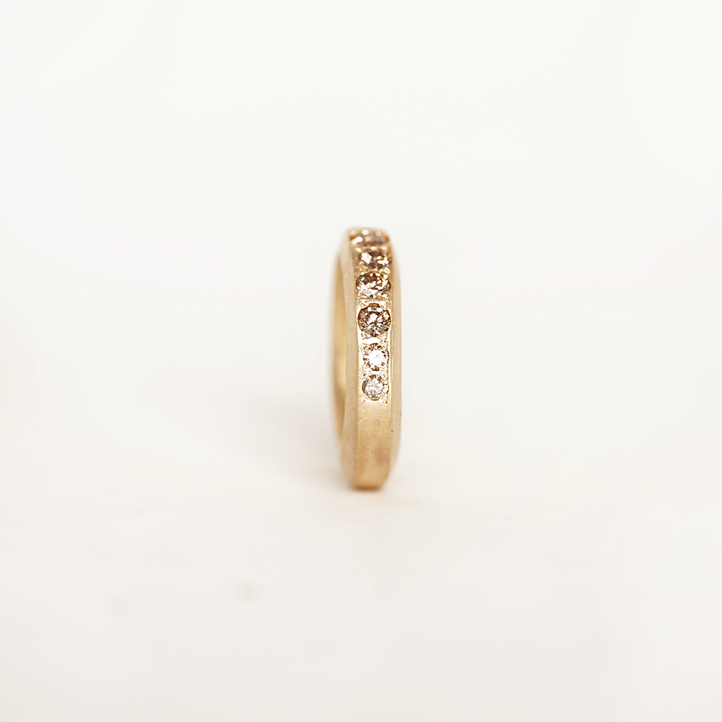 Aurifex Goldschmiede Koblenz Ring aus der Kollektion PUR in Gelbgold mit Brillanten in Champagner