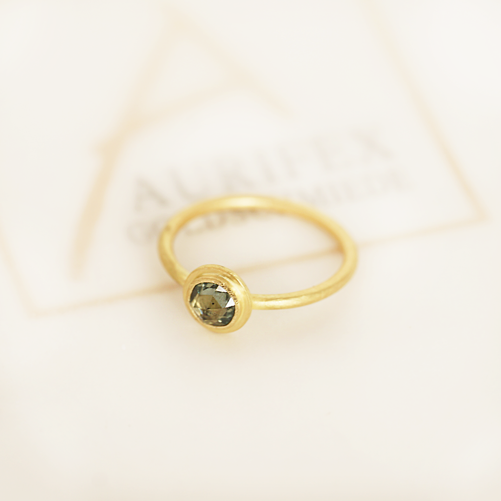 Aurifex Goldschmiede Ring aus der Kollektion Feine Form in Gelbgold mit Saphir