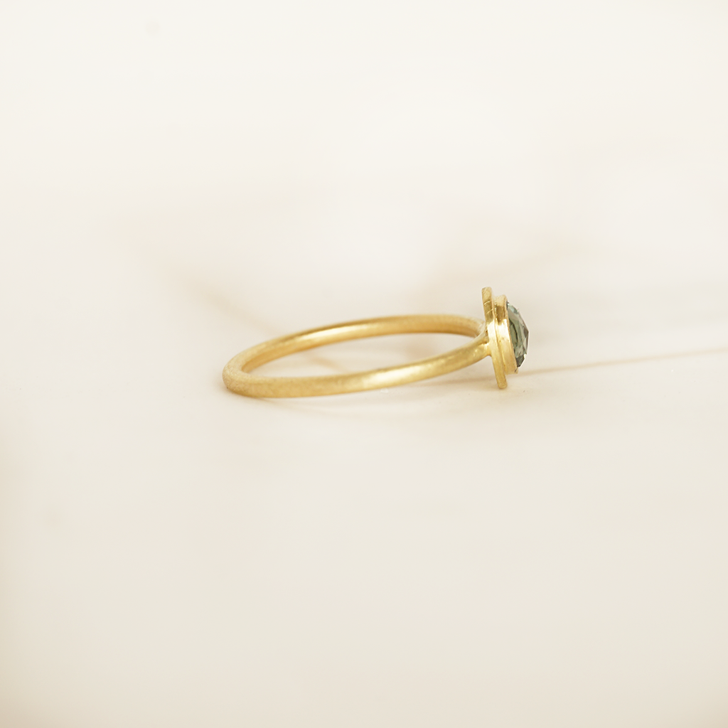 Aurifex Goldschmiede Ring aus der Kollektion Feine Form in Gelbgold mit Saphir