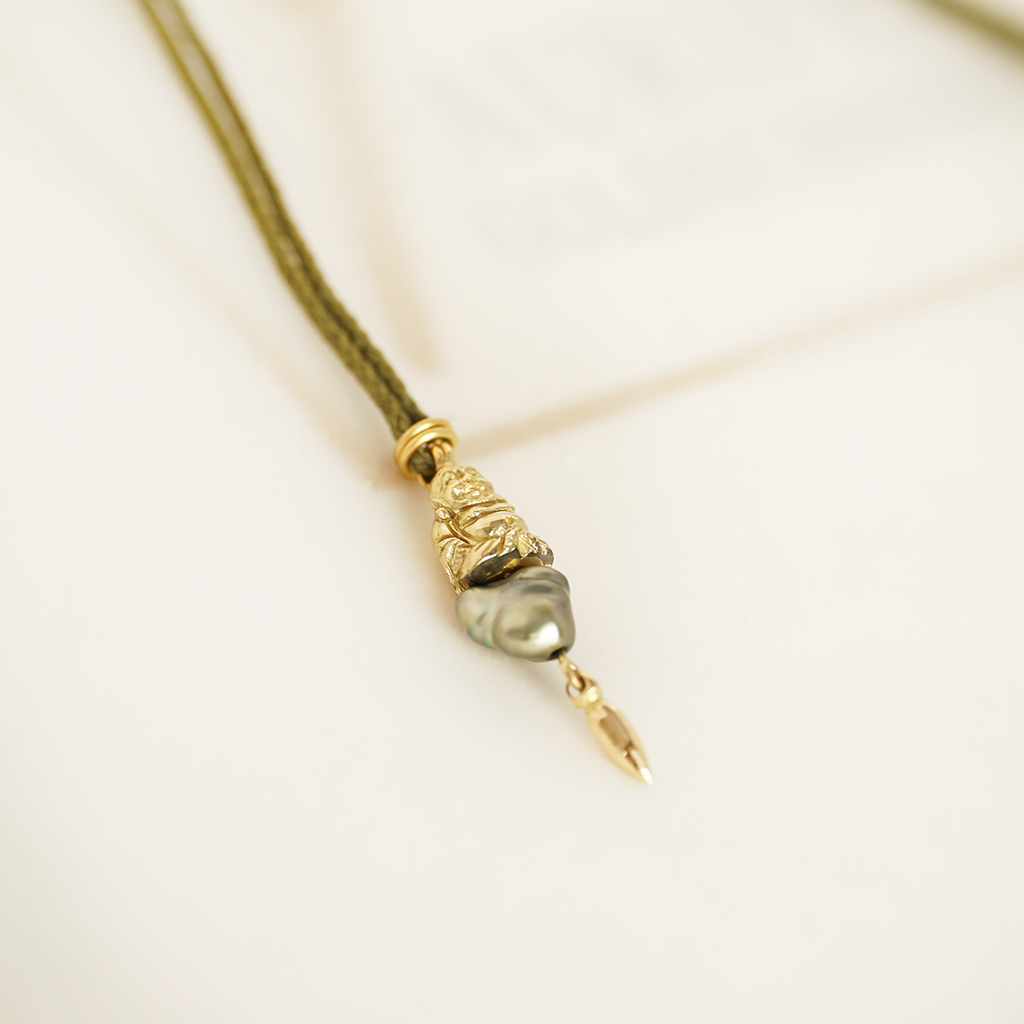 Aurifex Goldschmiede Koblenz Halsschmuck aus der Kollektion Symbolique mit Buddha und Keshi Perle