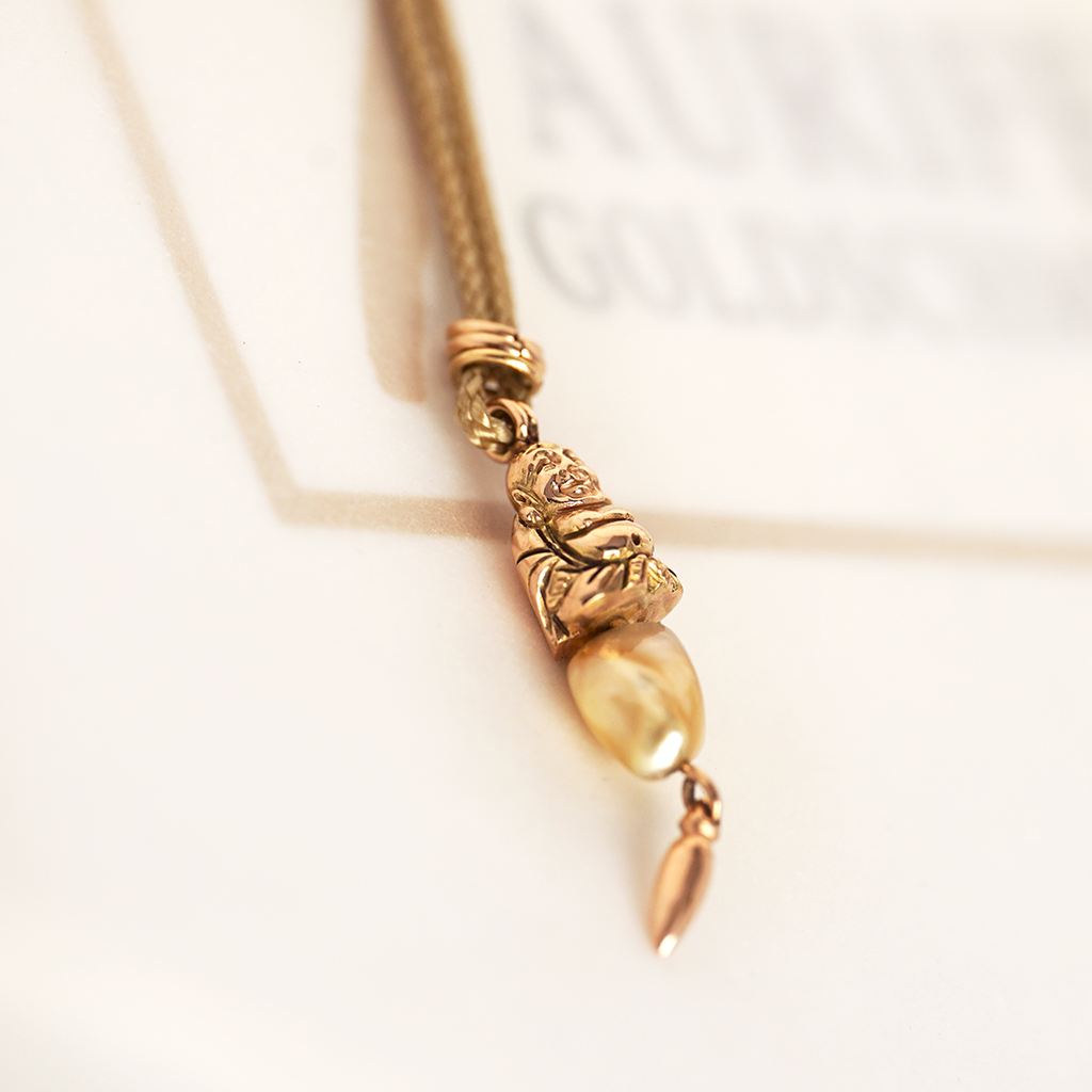 Aurifex Goldschmiede Koblenz Halsschmuck aus der Kollektion Symbolique mit Buddha und Keshi Perle