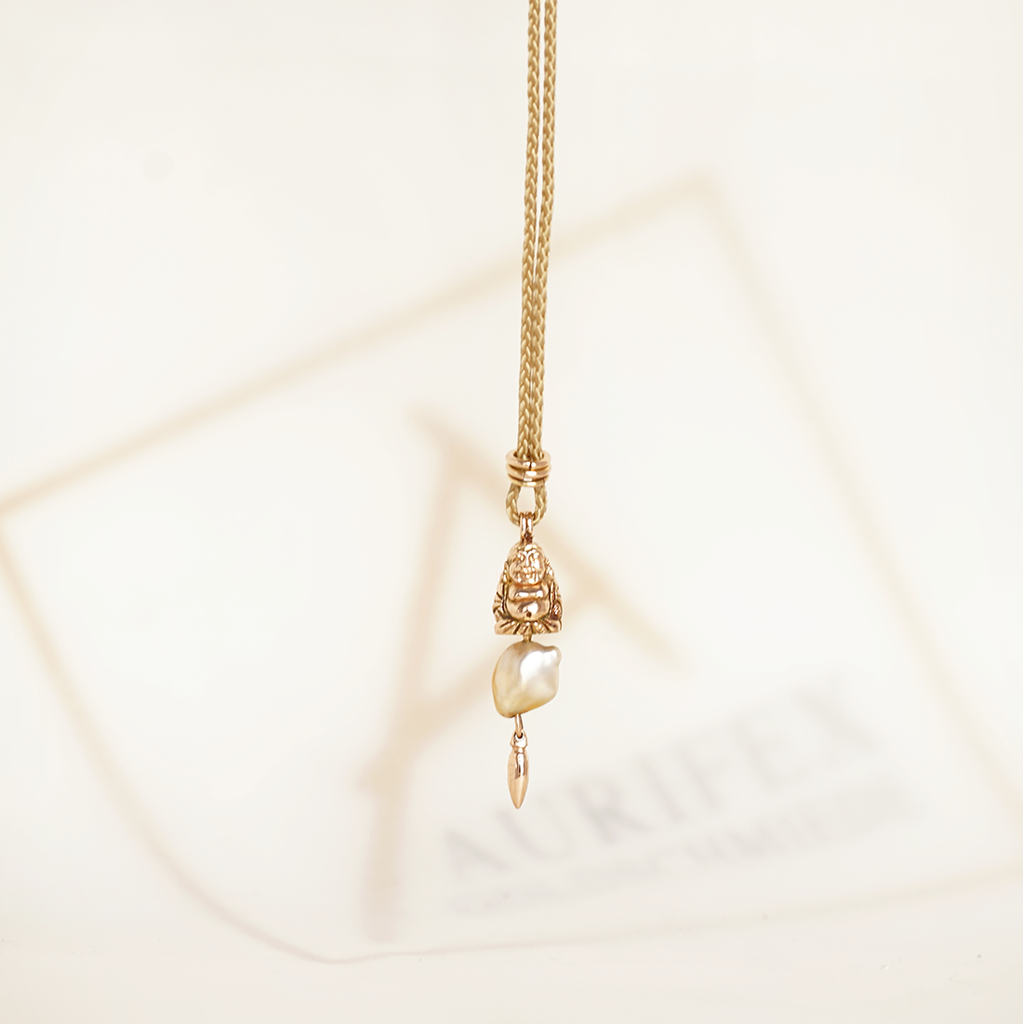 Aurifex Goldschmiede Koblenz Halsschmuck aus der Kollektion Symbolique mit Buddha und Keshi Perle