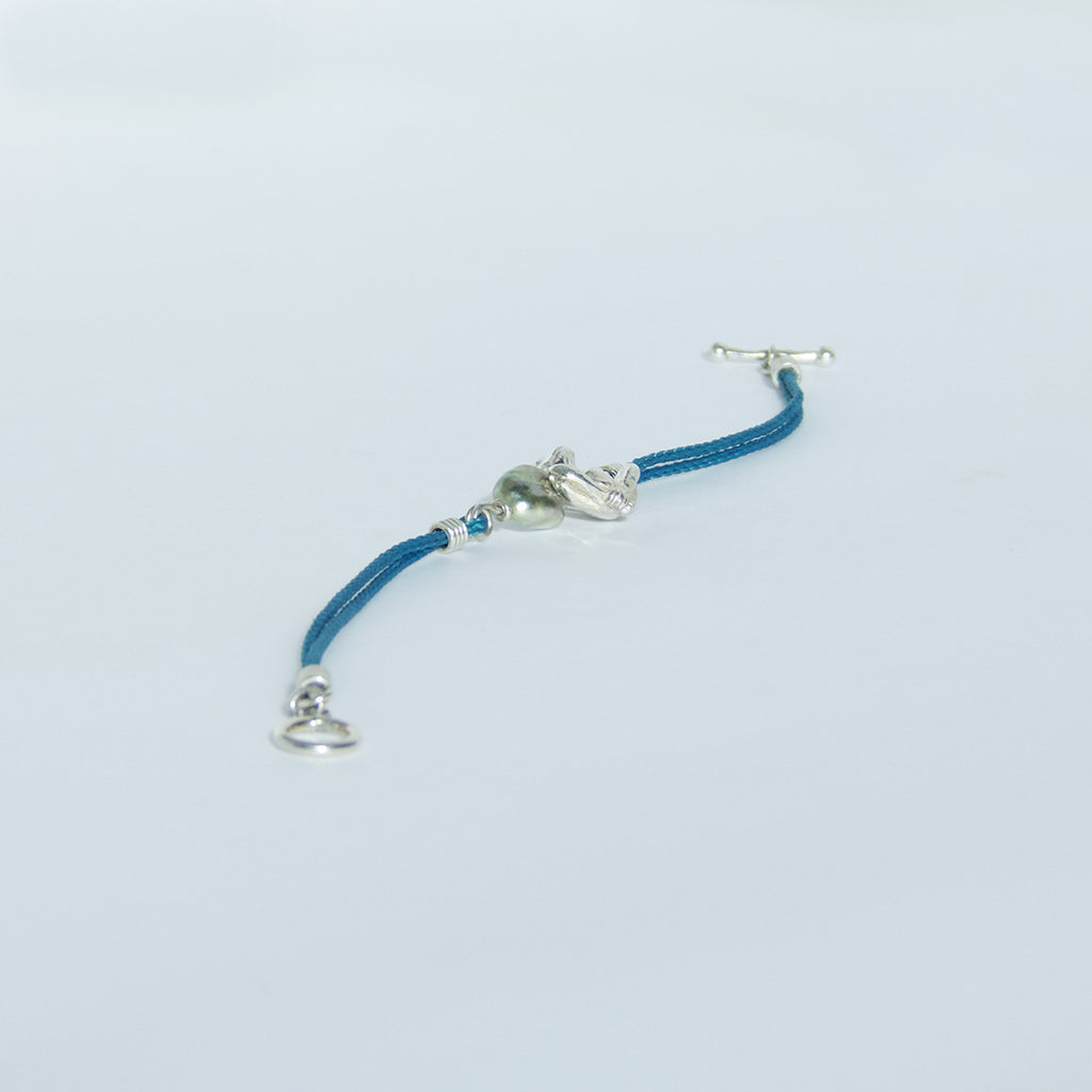 Aurifex Goldschmiede Armband aus der Kollektion Feine Form in Silber mit Keshi Perle und Frosch Figur