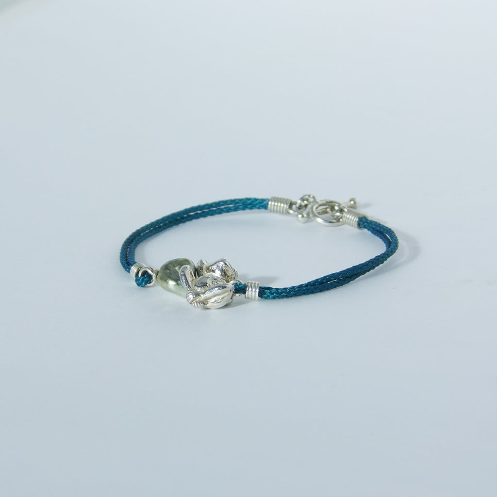 Aurifex Goldschmiede Armband aus der Kollektion Feine Form in Silber mit Keshi Perle und Frosch Figur