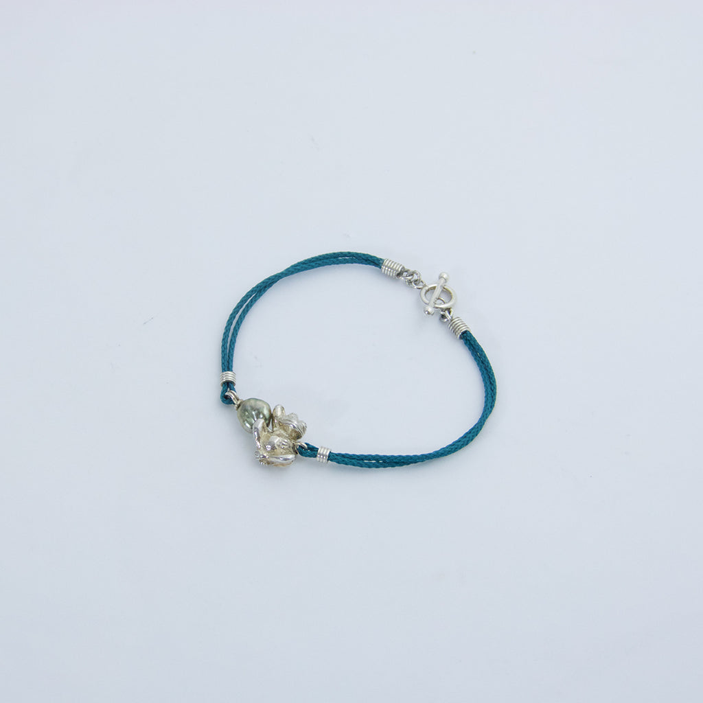 Aurifex Goldschmiede Armband aus der Kollektion Feine Form in Silber mit Keshi Perle und Frosch Figur