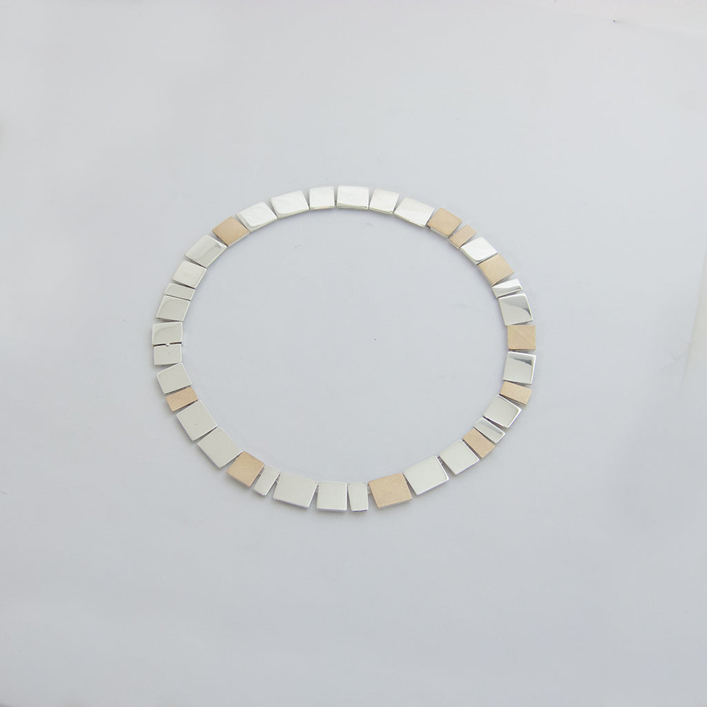 Aurifex Goldschmiede Koblenz Kette aus der Kollektion Flächen in Silber mit einzelnen Flächen aus Gelbgold