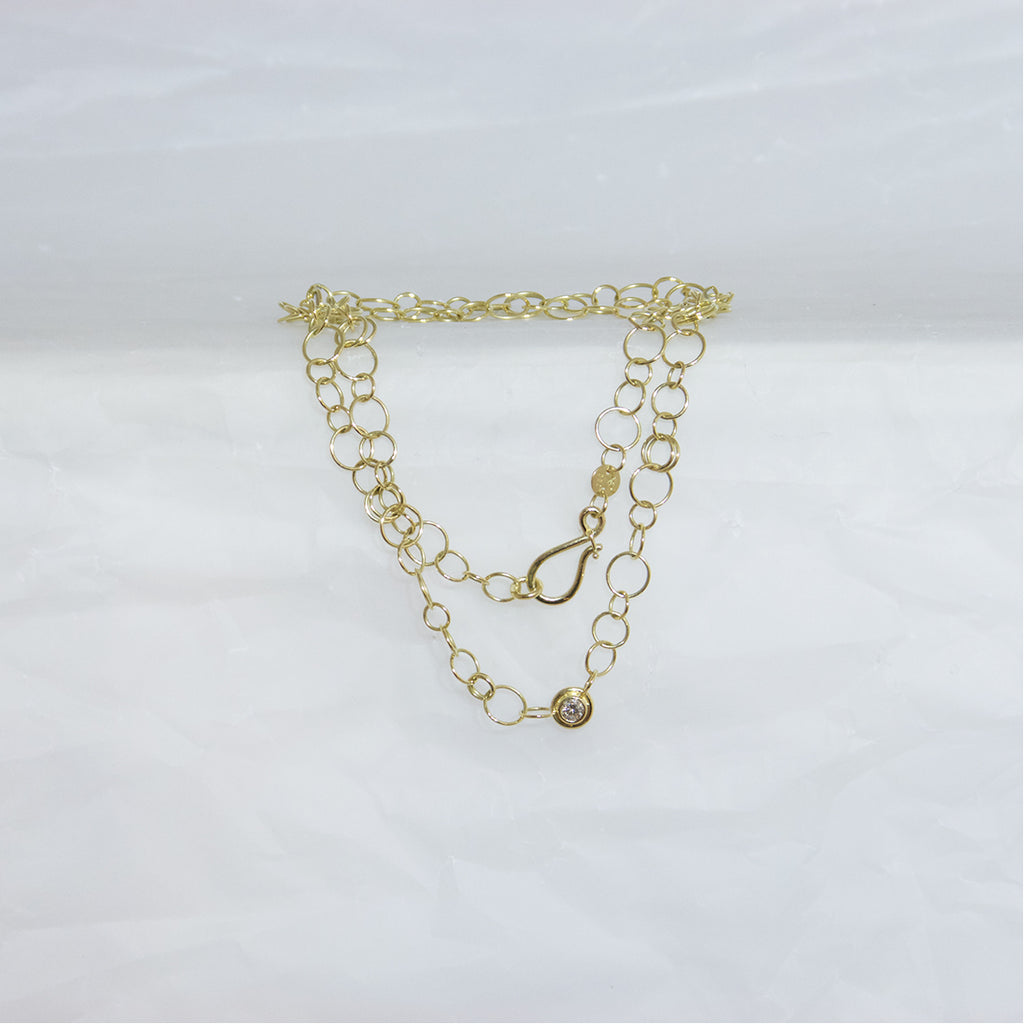 Aurifex Goldschmiede Koblenz Ösenkette aus der Kollektion Feine Form in Gelbgold mit Brillant