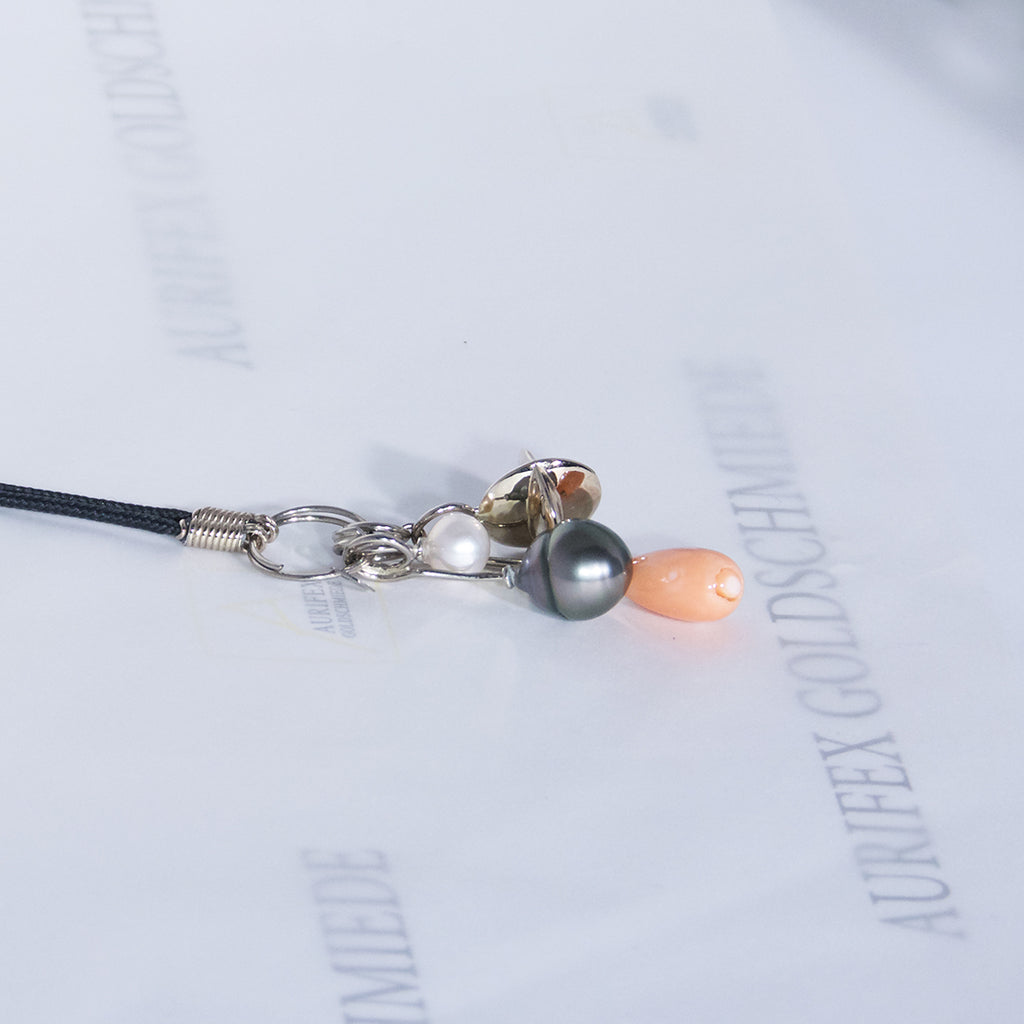 Aurifex Goldschmiede Koblenz Kette aus der Kollektion Feine Form in Weißgold mit Koralle und Perle