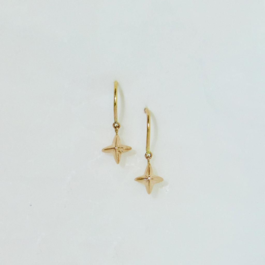 Aurifex Goldschmiede Koblenz Ohrringe aus der Kollektion Feine Form in Rotgold mit Sternmotiv