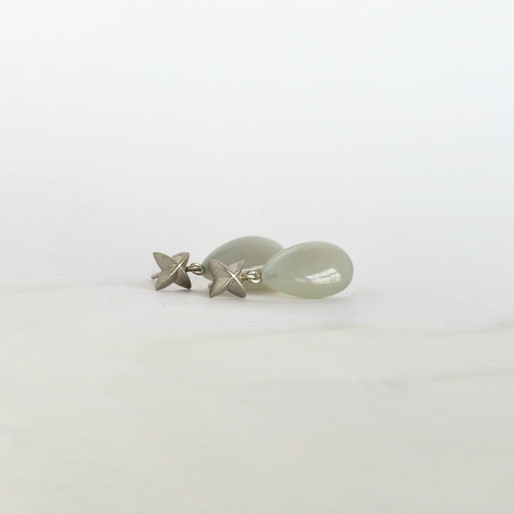 Aurifex Goldschmiede Ohrringe aus der Kollektion Feine Form in Platin mit Mondstein