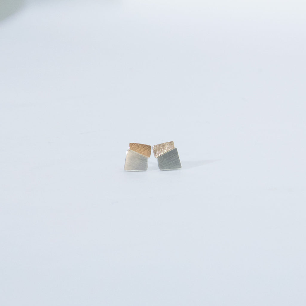 Aurifex Goldschmiede Koblenz Ohrstecker aus der Kollektion Flächen in Silber mit Rotgold mit einer matten Oberfläche