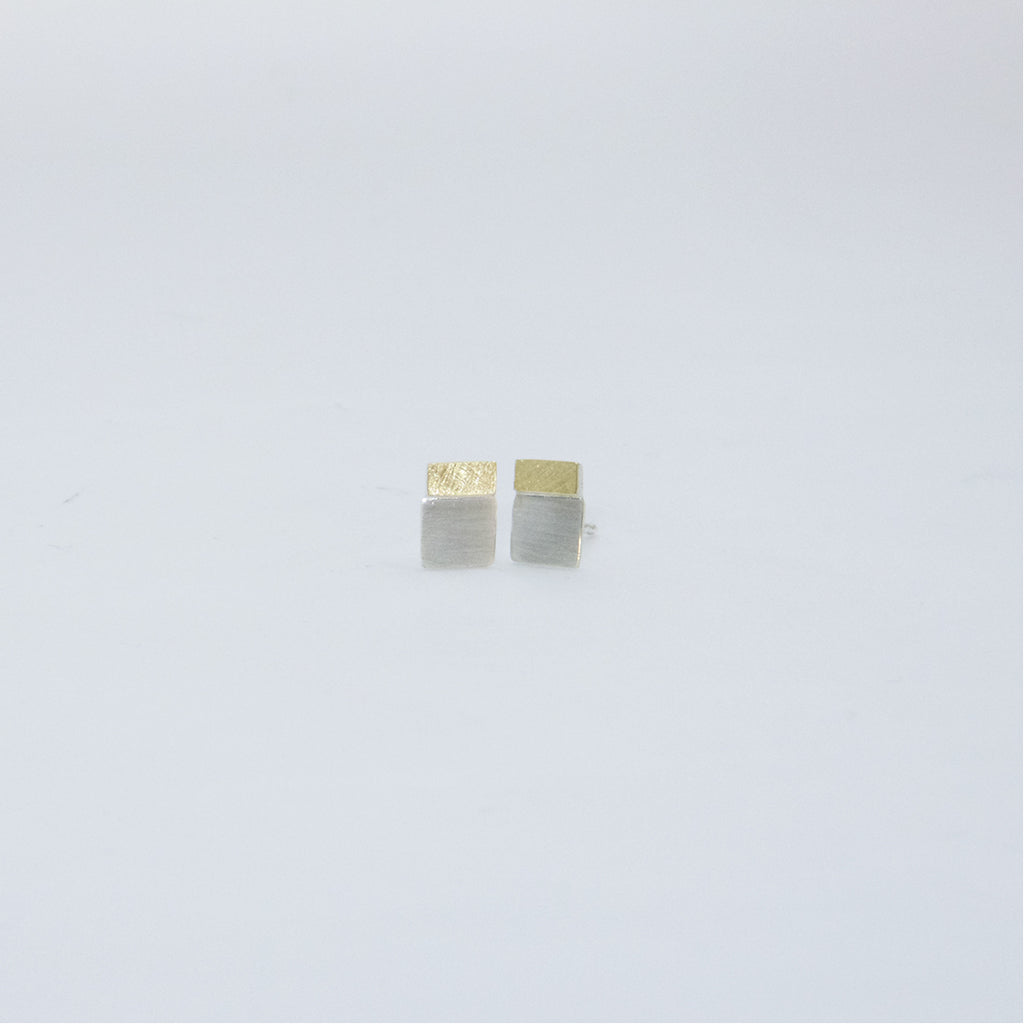 Aurifex Goldschmiede Koblenz Ohrstecker aus der Kollektion Flächen in Silber mit Gelbgold mit einer matten Oberfläche