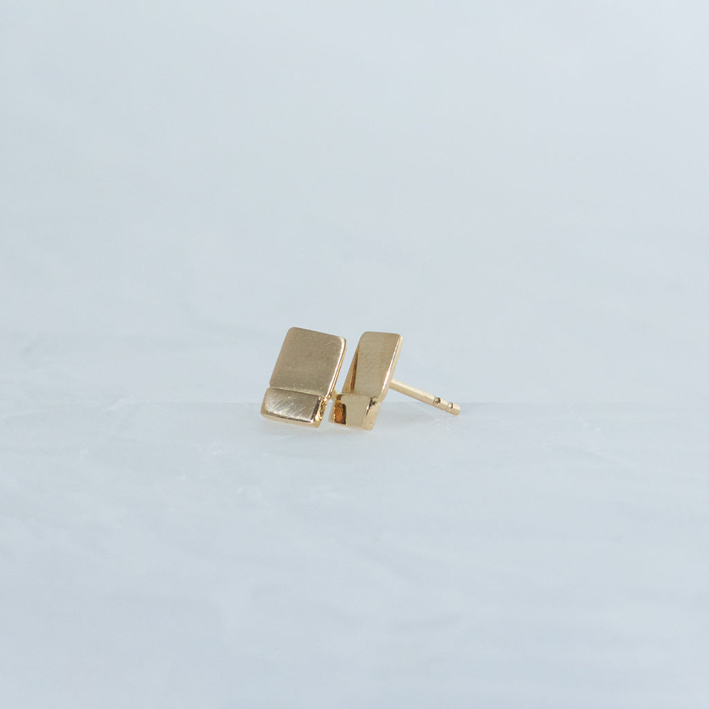 Aurifex Goldschmiede Ohrstecker aus der Kollektion Flächen in Rotgold mit einer matten und polierten Oberfläche