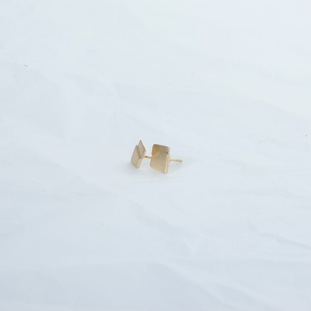 Aurifex Goldschmiede Ohrstecker aus der Kollektion Flächen in Rotgold mit einer matten Oberfläche