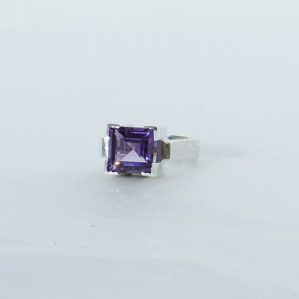 Aurifex Goldschmiede Koblenz Ring aus der Kollektion Facettenreich in Silber mit rechteckigem Amethyst