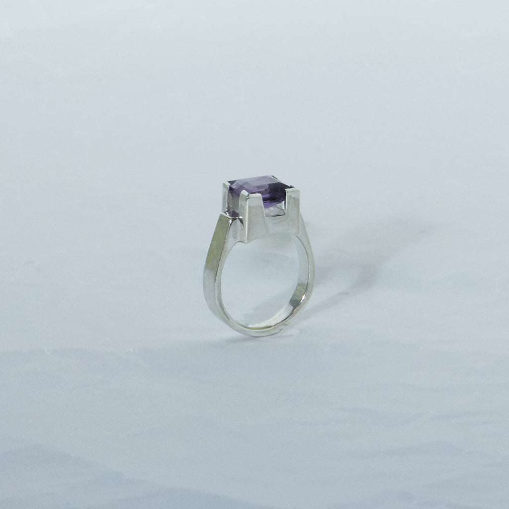 Aurifex Goldschmiede Koblenz Ring aus der Kollektion Facettenreich in Silber mit rechteckigem Amethyst