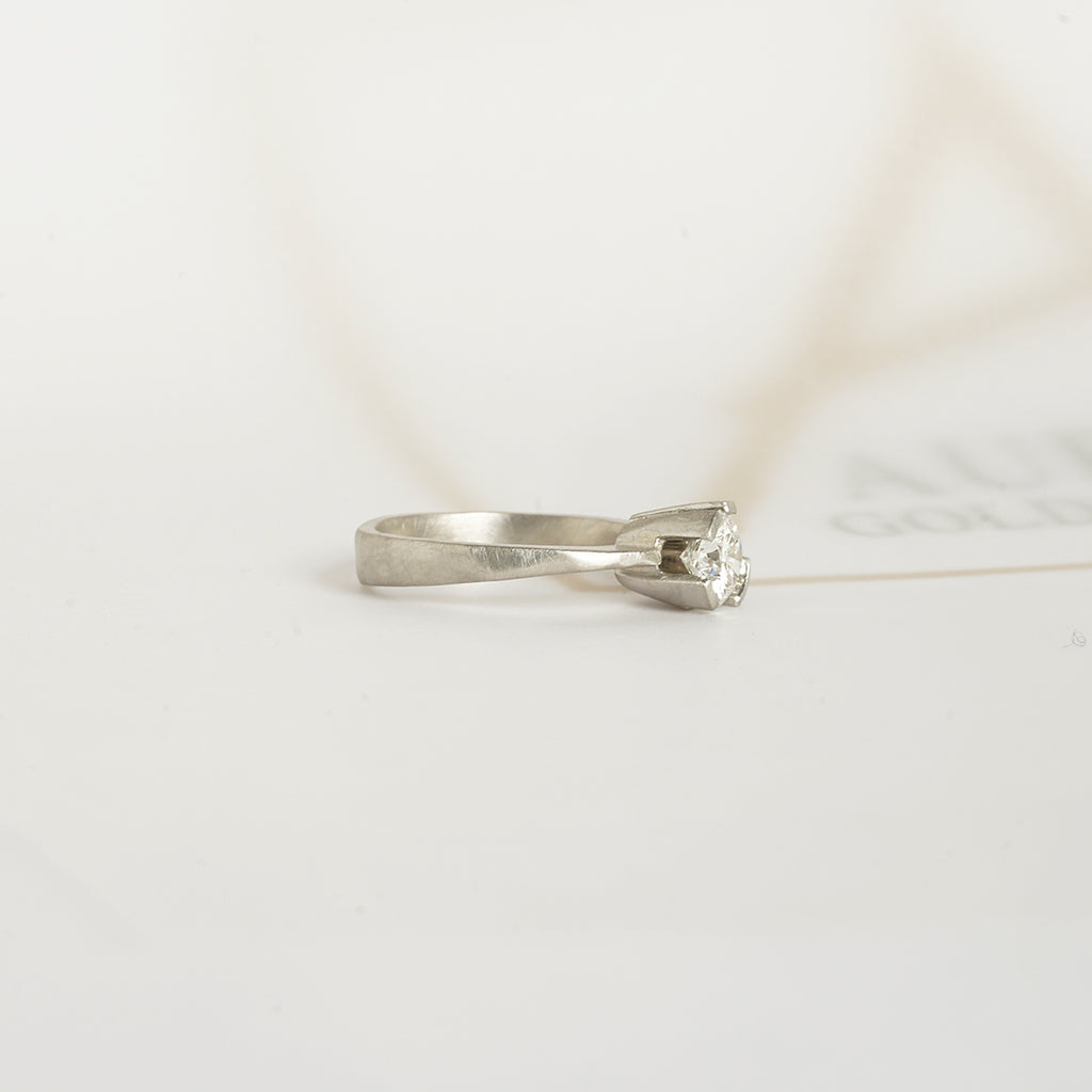 Aurifex Goldschmiede Koblenz Ring aus der Kollektion Facettenreich  mit Brillant