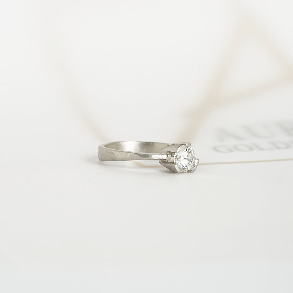 Aurifex Goldschmiede Koblenz Ring aus der Kollektion Facettenreich  mit Brillant