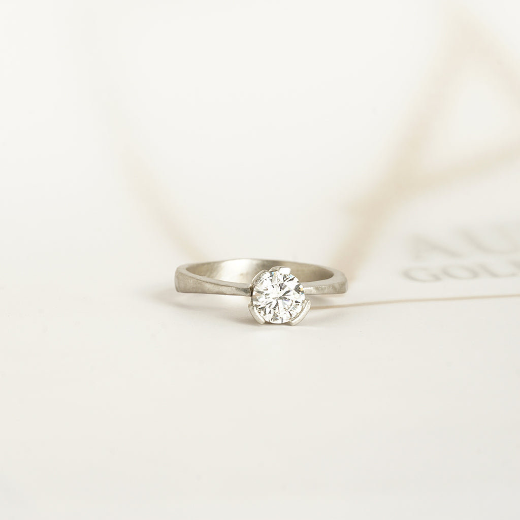 Aurifex Goldschmiede Koblenz Ring aus der Kollektion Facettenreich  mit Brillant