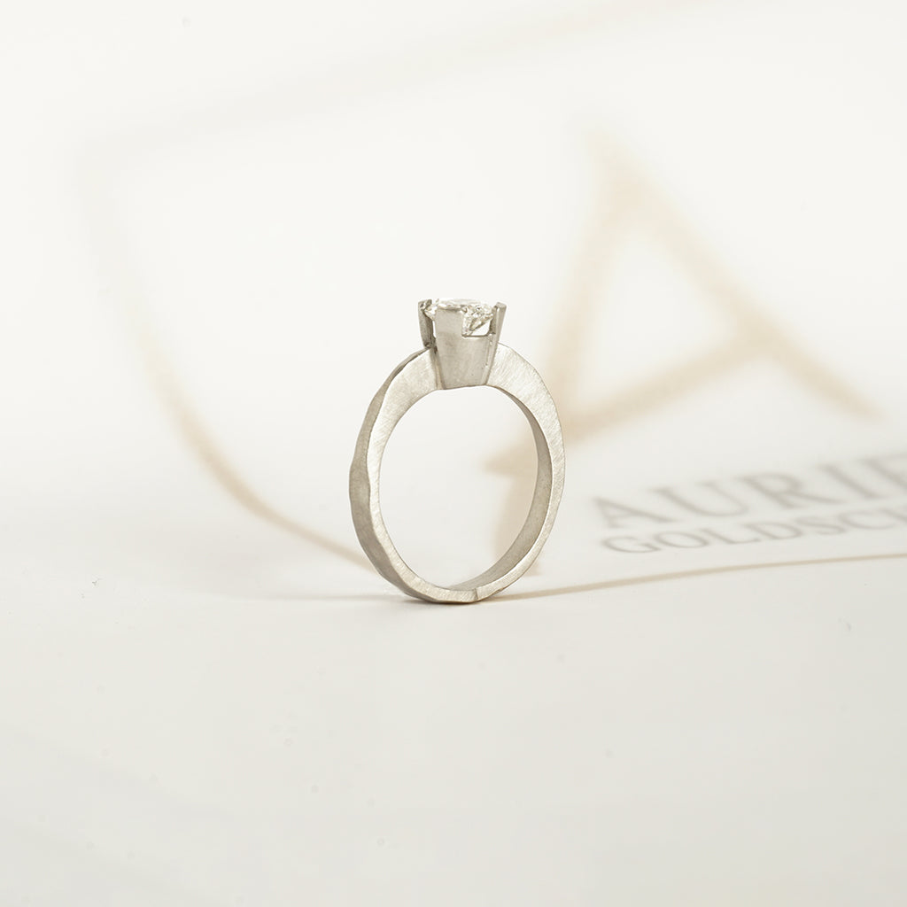 Aurifex Goldschmiede Koblenz Ring aus der Kollektion Facettenreich  mit Brillant