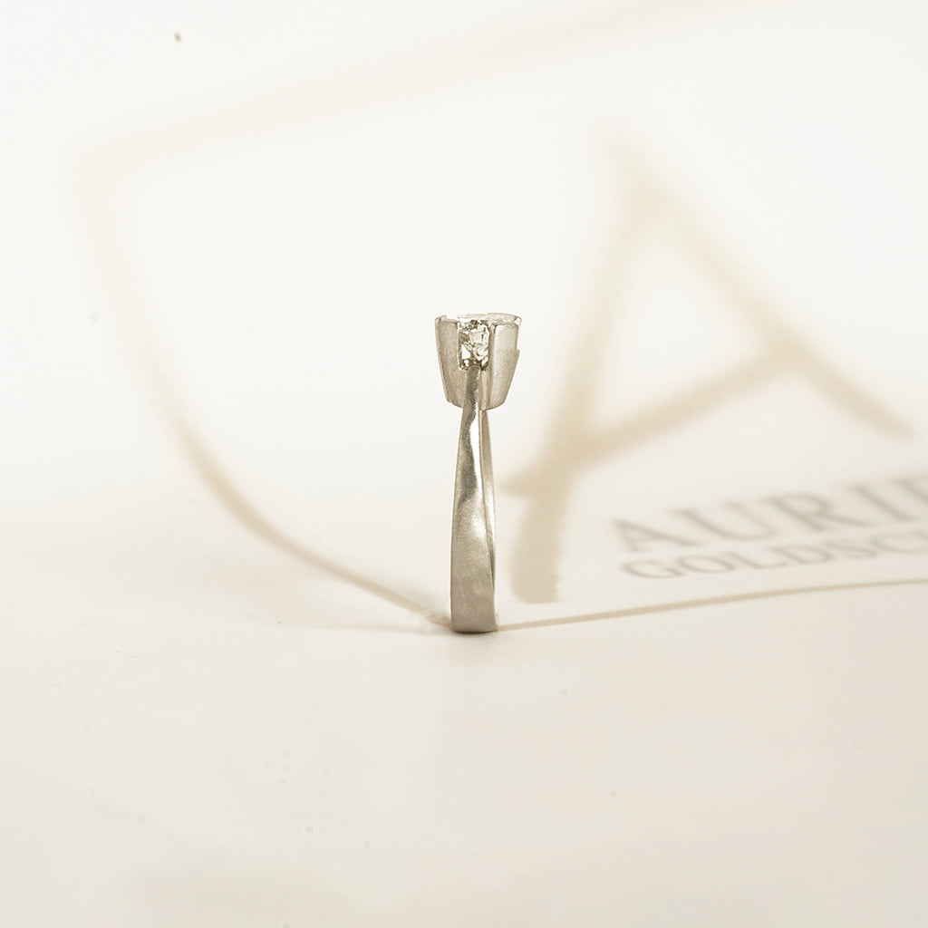 Aurifex Goldschmiede Koblenz Ring aus der Kollektion Facettenreich  mit Brillant