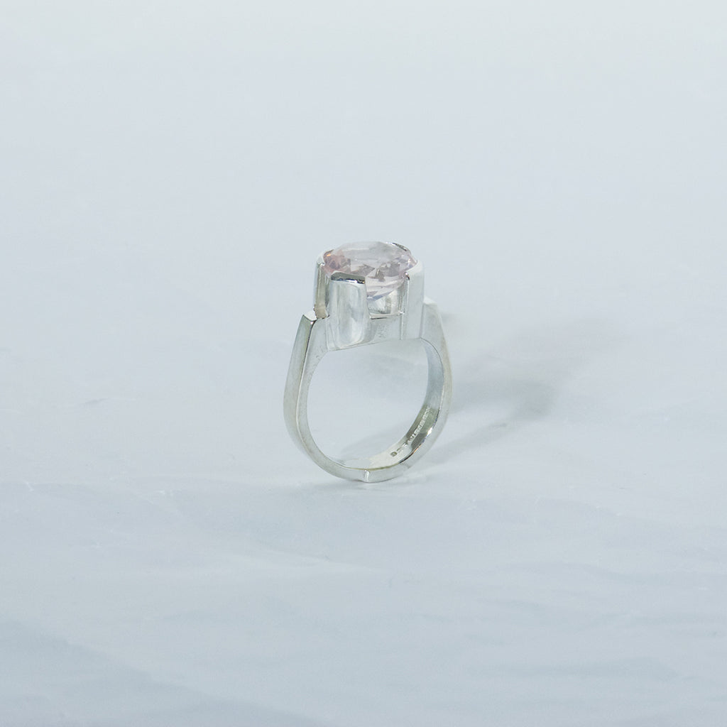Aurifex Goldschmiede Koblenz Ring aus der Kollektion Facettenreich in Silber mit rundem Rosenquarz