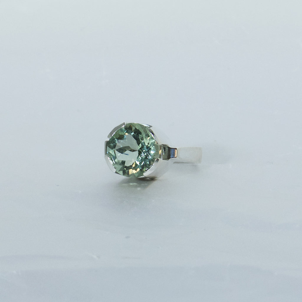 Aurifex Goldschmiede Koblenz Ring aus der Kollektion Facettenreich in Silber mit rundem grünen Amethyst