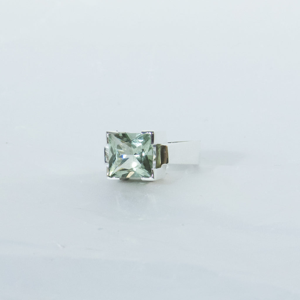 Aurifex Goldschmiede Koblenz Ring aus der Kollektion Facettenreich in Silber mit rechteckigem grünen Amethyst