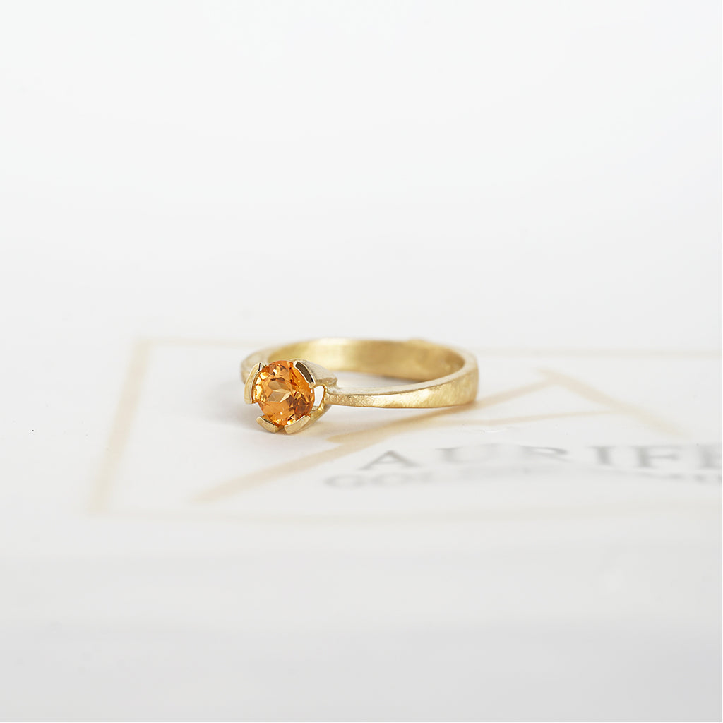 Aurifex Goldschmiede Koblenz Ring aus der Kollektion Facettenreich in Gelbgold mit Mandarin Granat